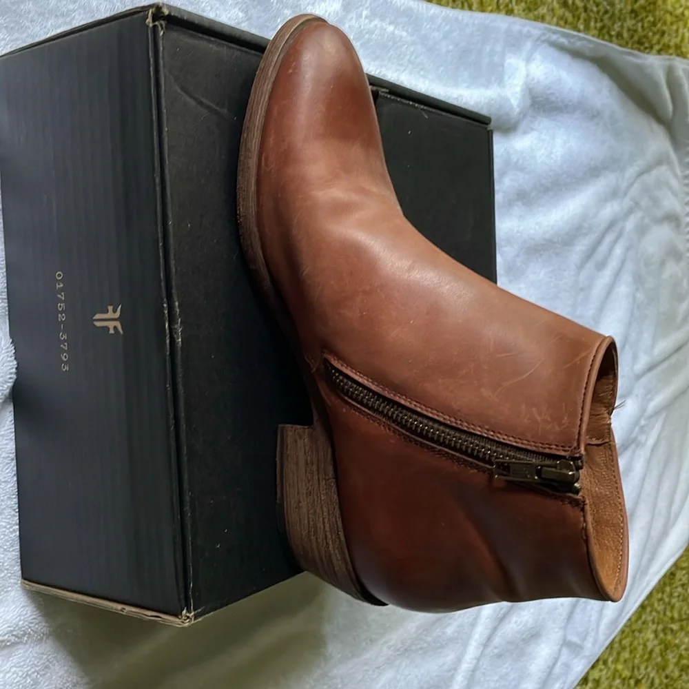 FRYE Carson Piping Bootie NIB Tan Size 8.5